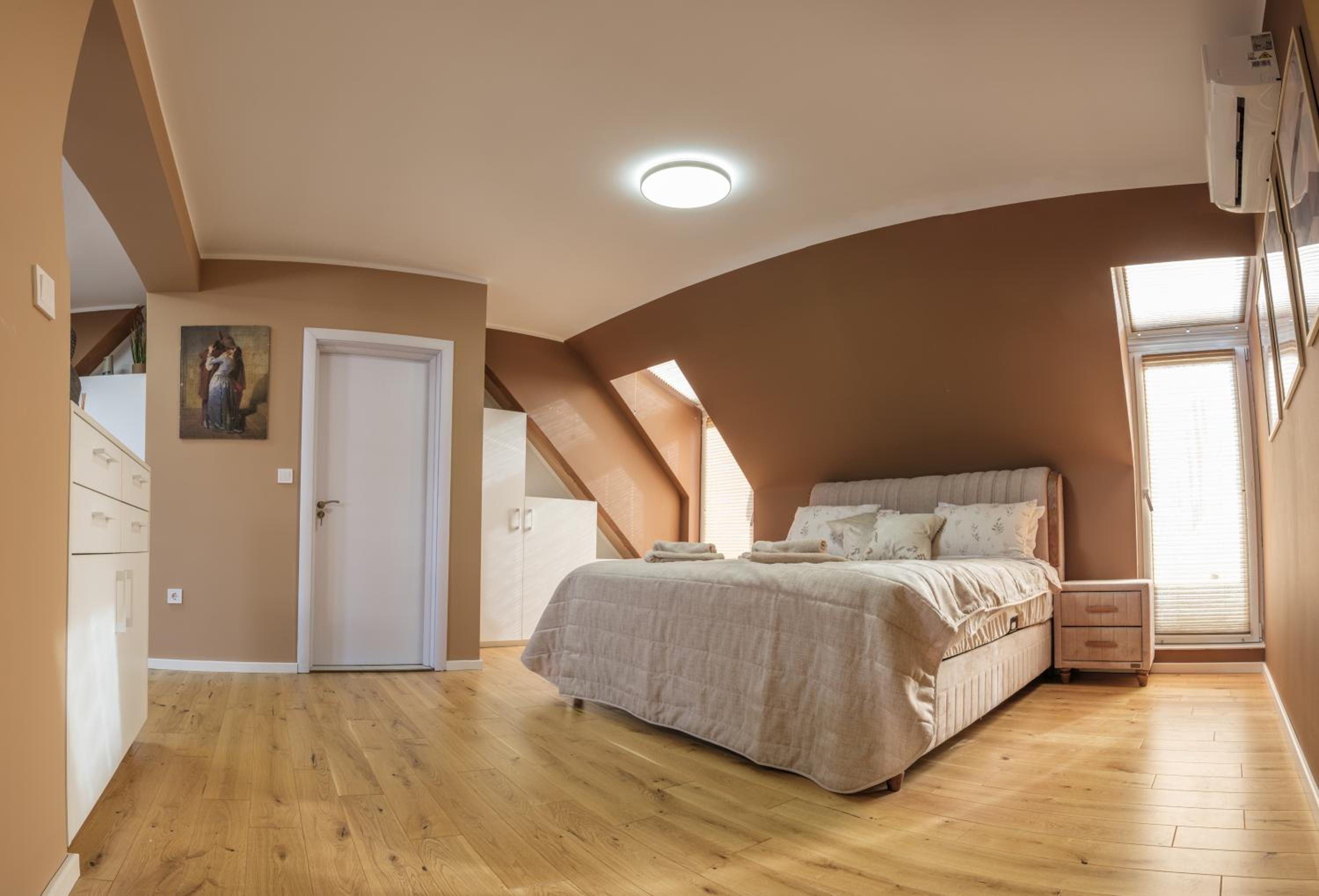 Romantic Loft with Jacuzzi Bath near Center