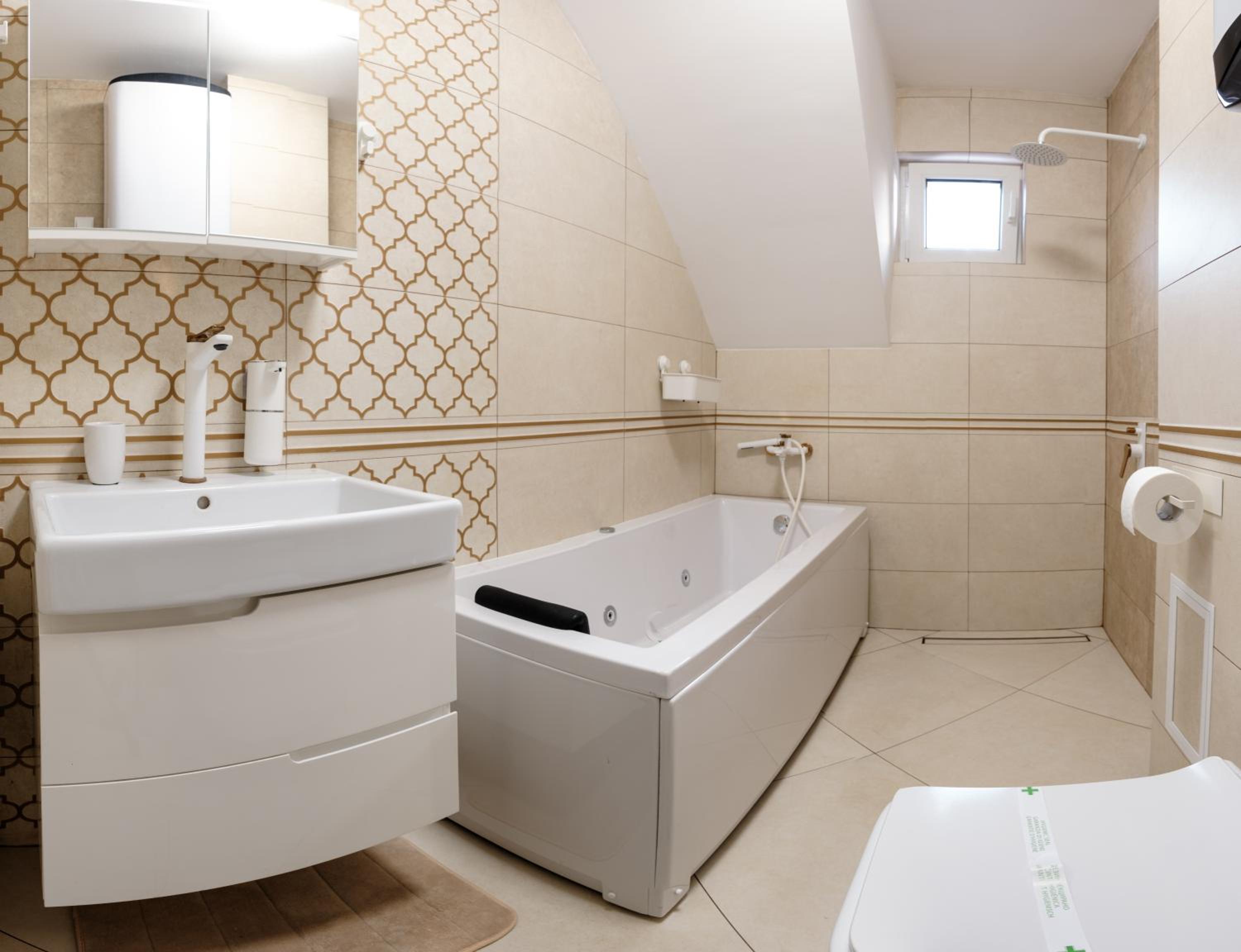 Romantic Loft with Jacuzzi Bath near Center