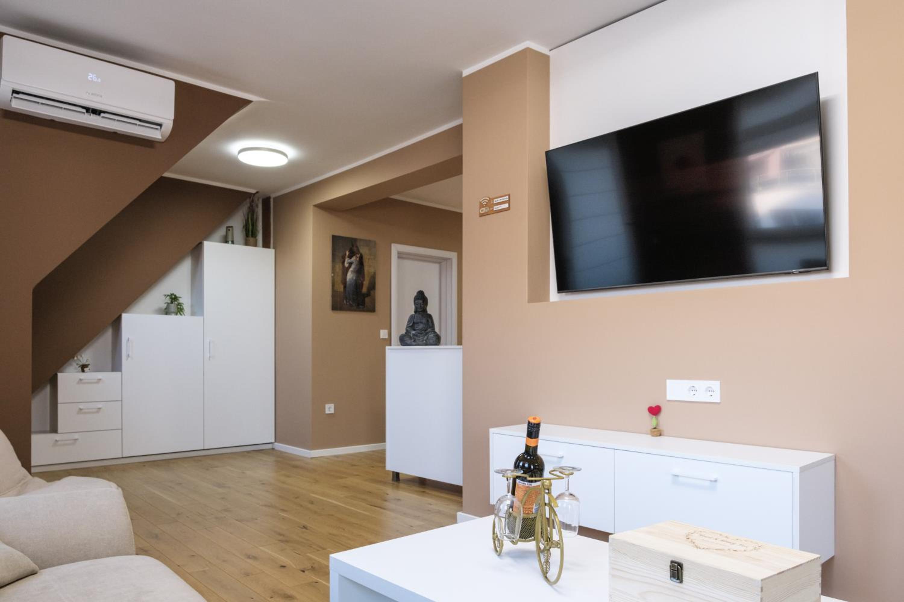 Romantic Loft with Jacuzzi Bath near Center