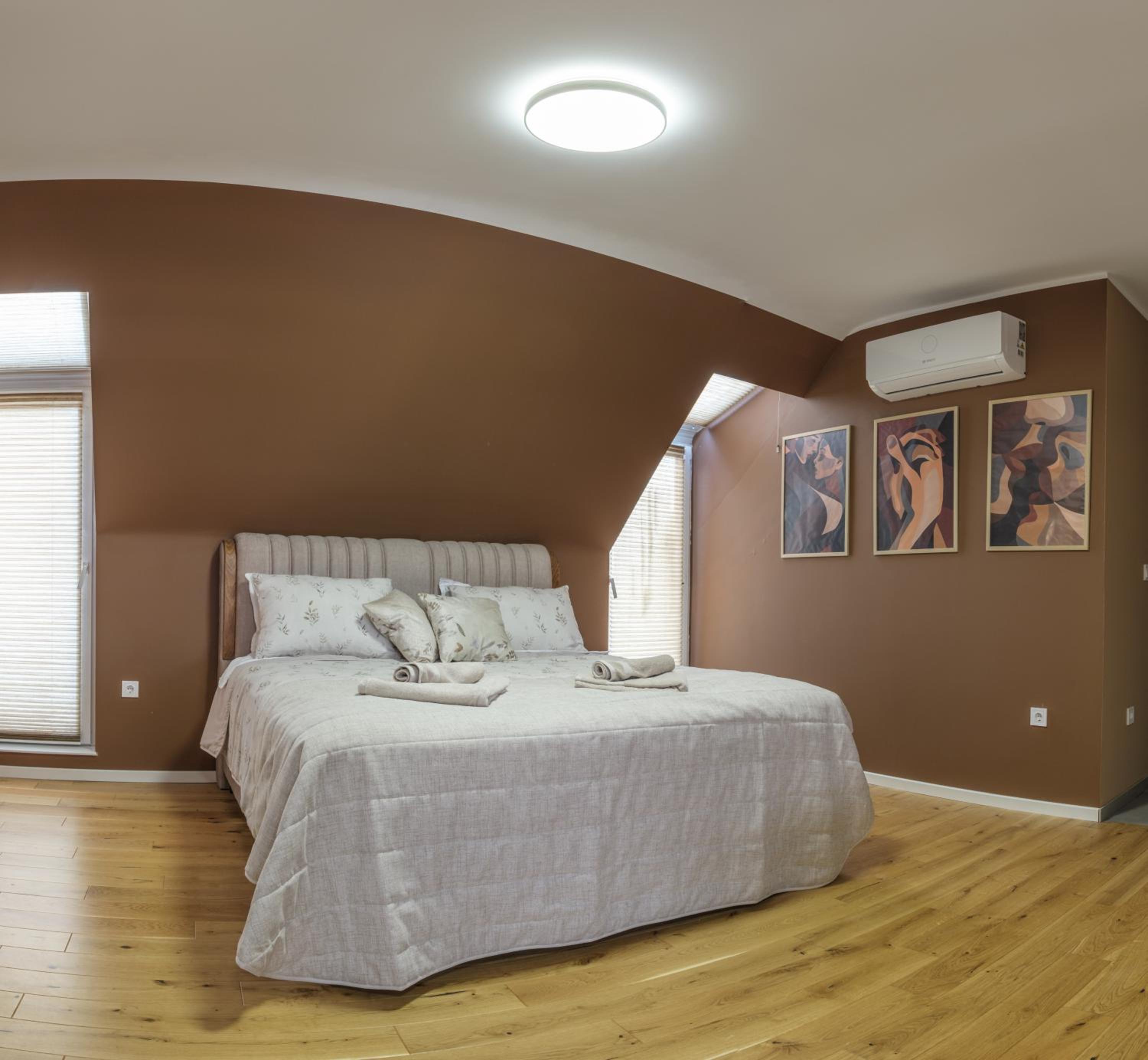 Romantic Loft with Jacuzzi Bath near Center
