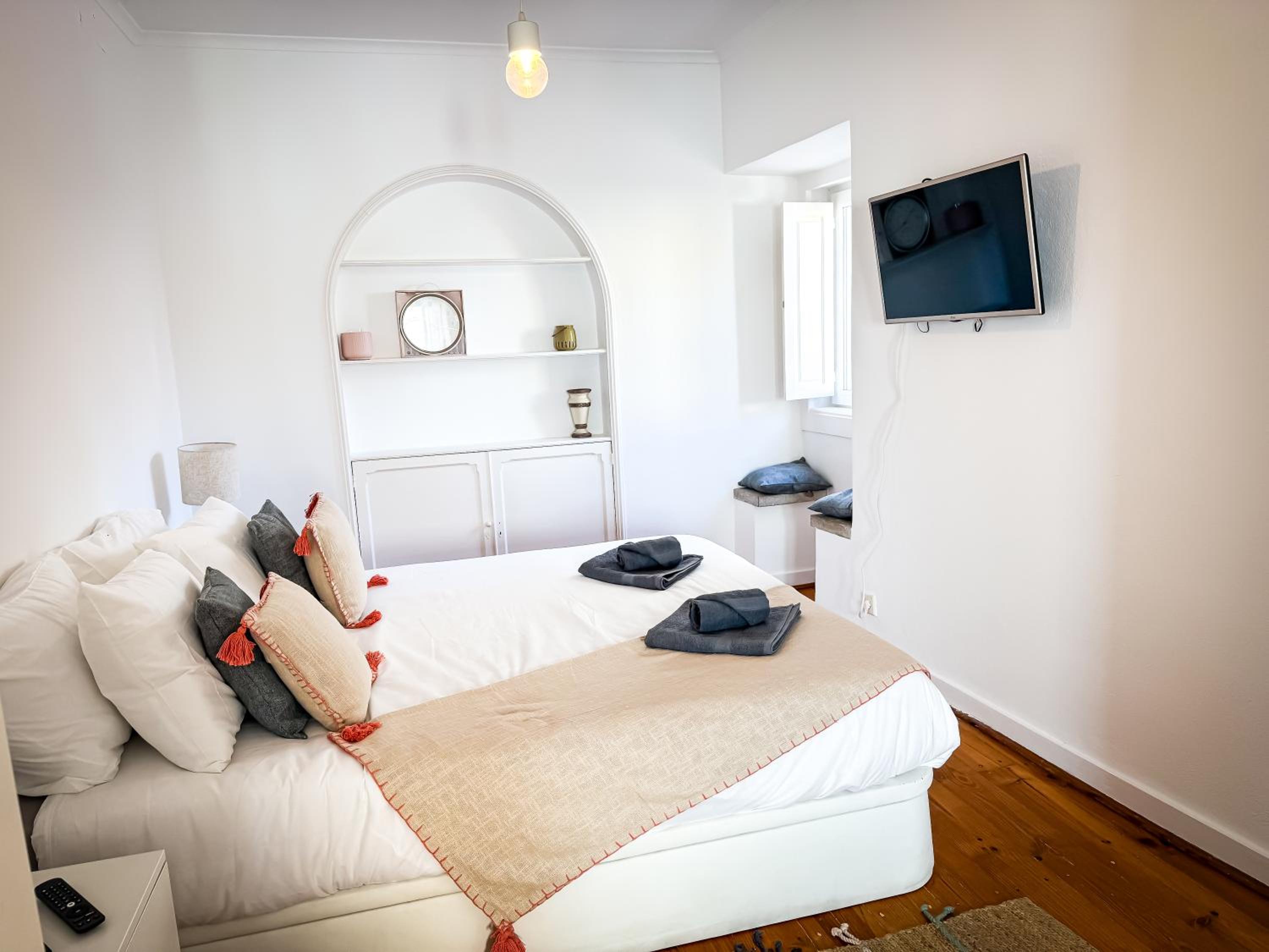 Superb 3 BR Apartment - Beachfront - Old Town Cascais