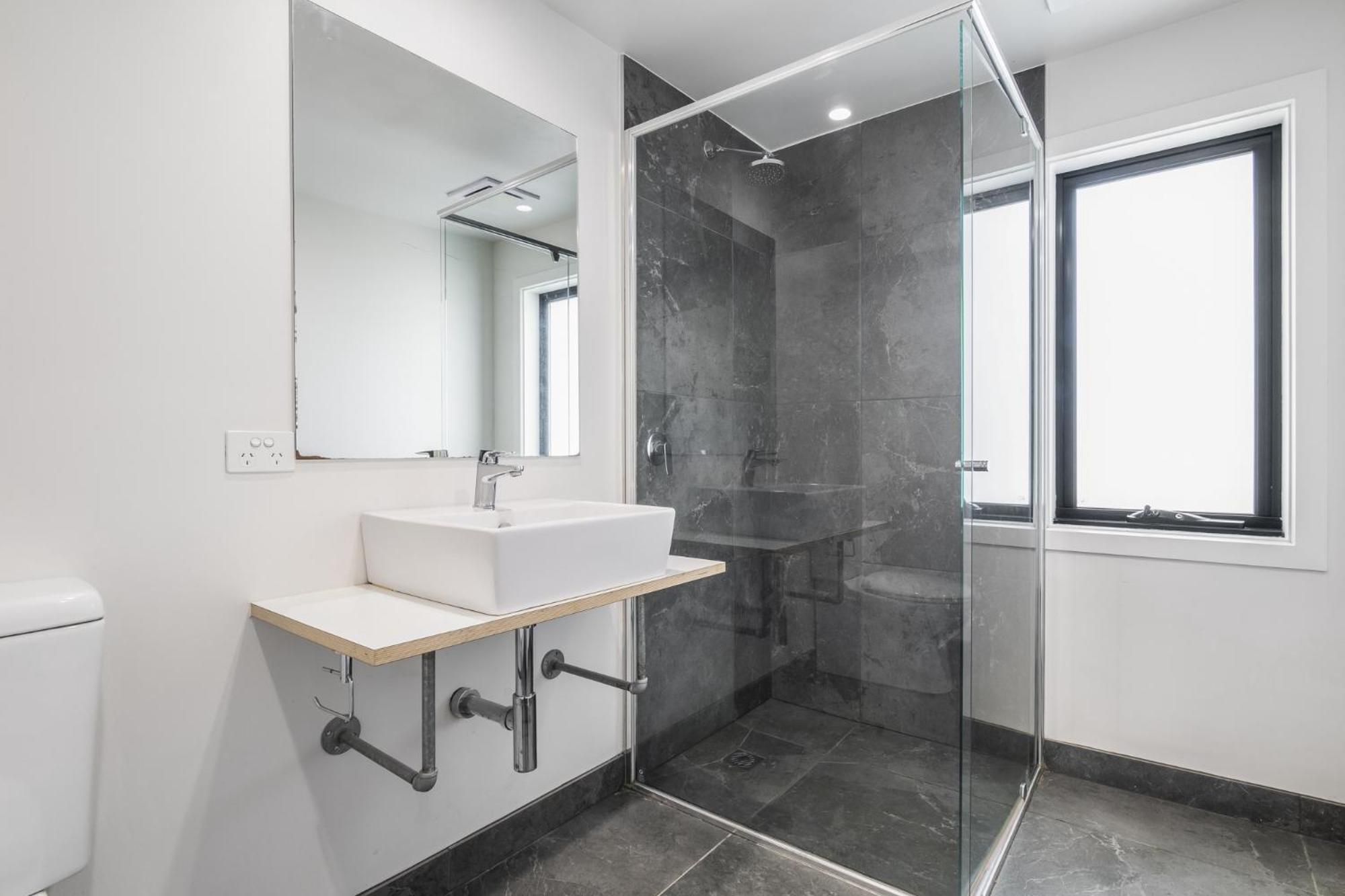 Northcote 3-Bed Townhouse Near Cafés & Shops