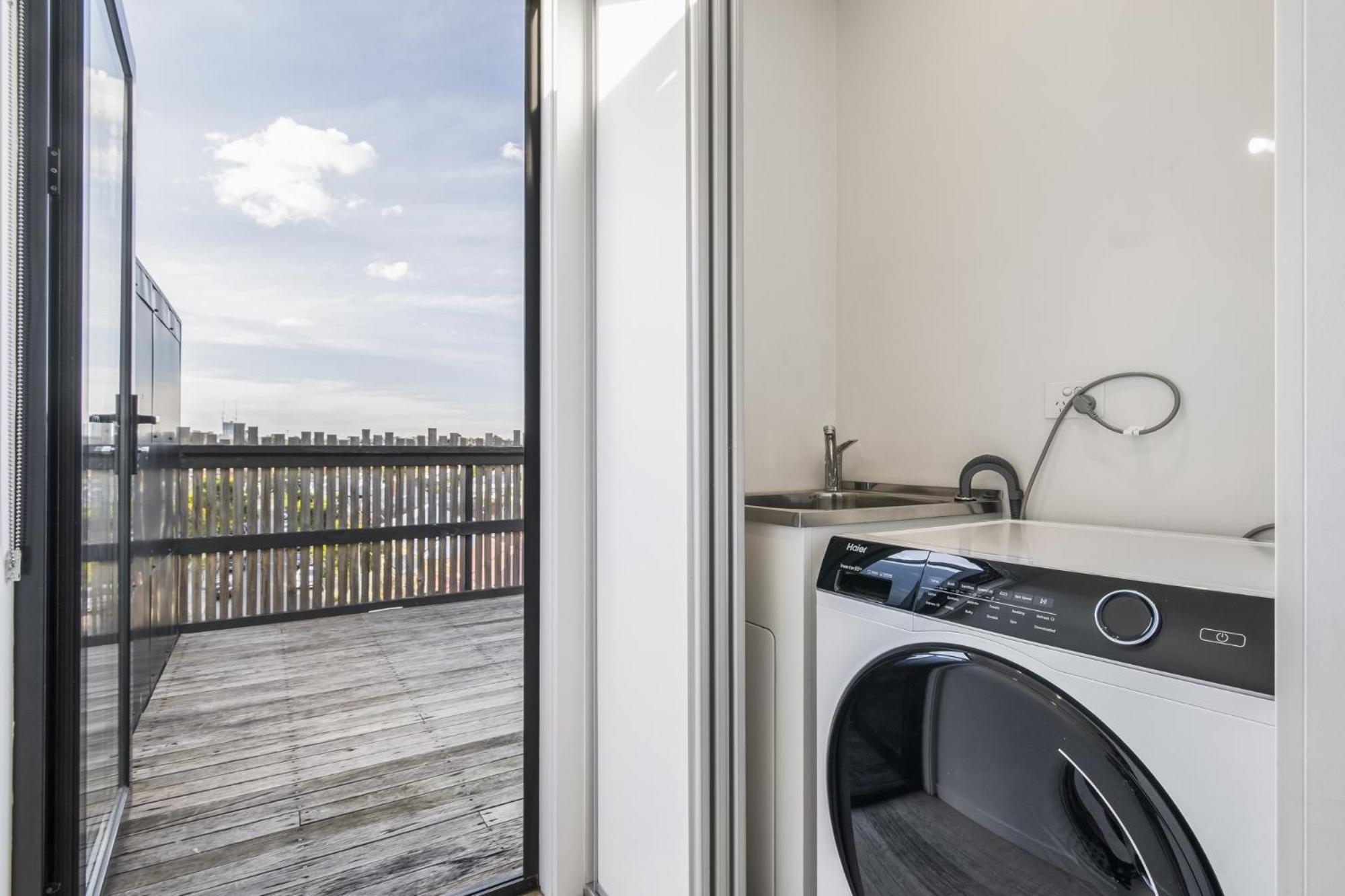 Northcote 3-Bed Townhouse Near Cafés & Shops
