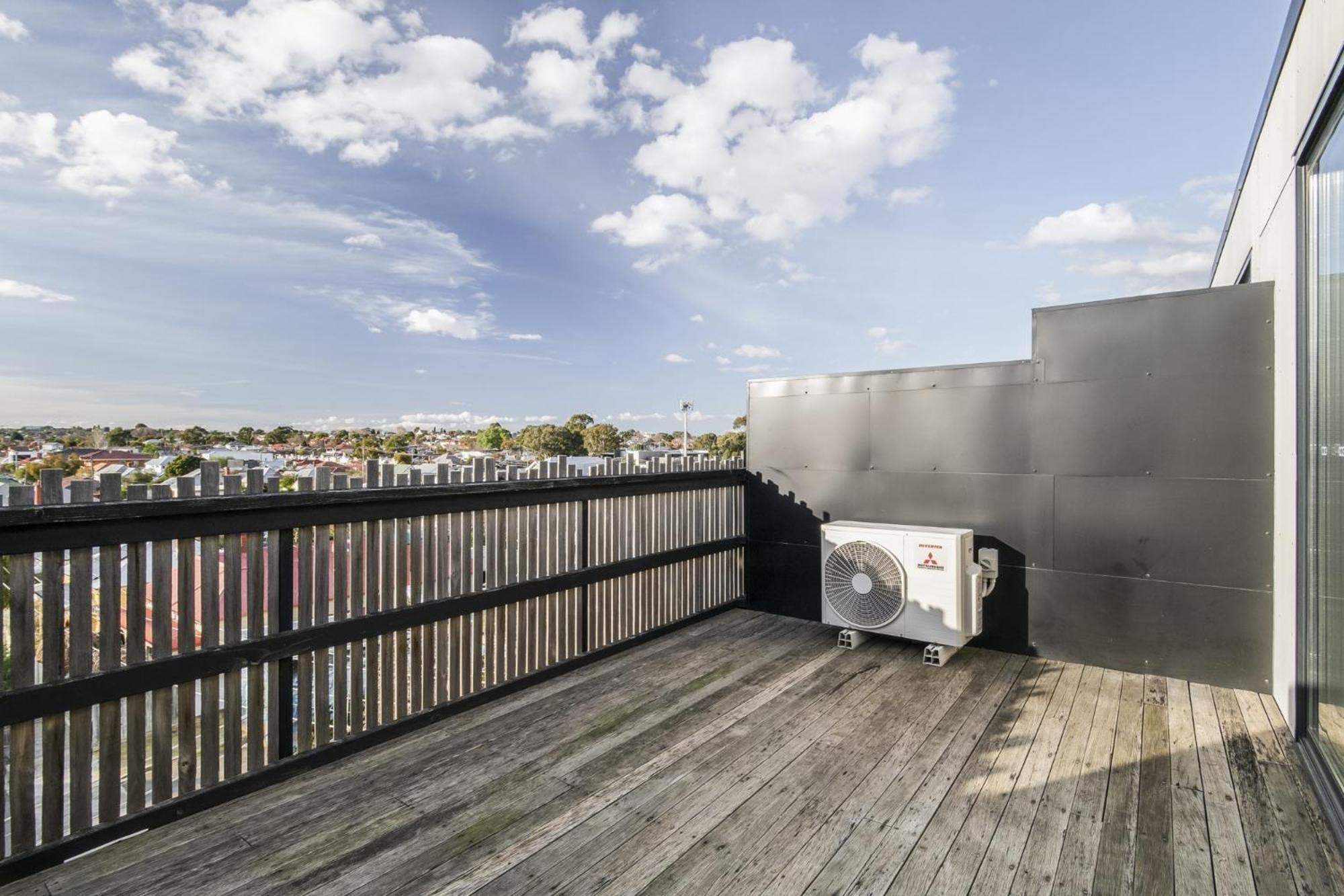 Northcote 3-Bed Townhouse Near Cafés & Shops