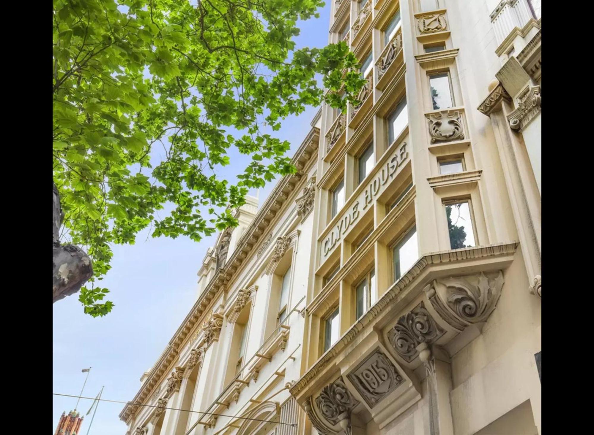 Bright 1-Bed Apartment Steps from Collins Street
