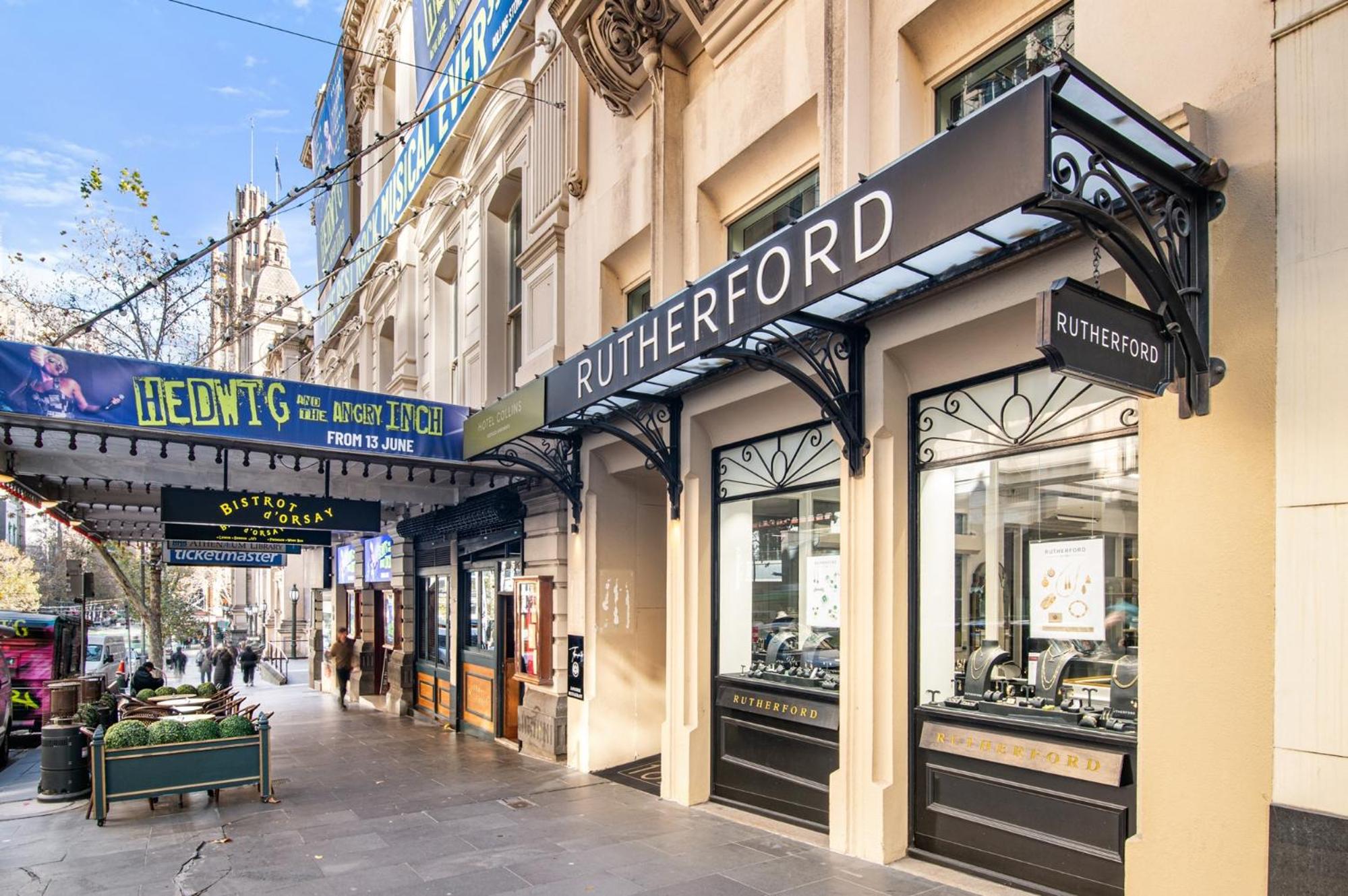 Bright 1-Bed Apartment Steps from Collins Street