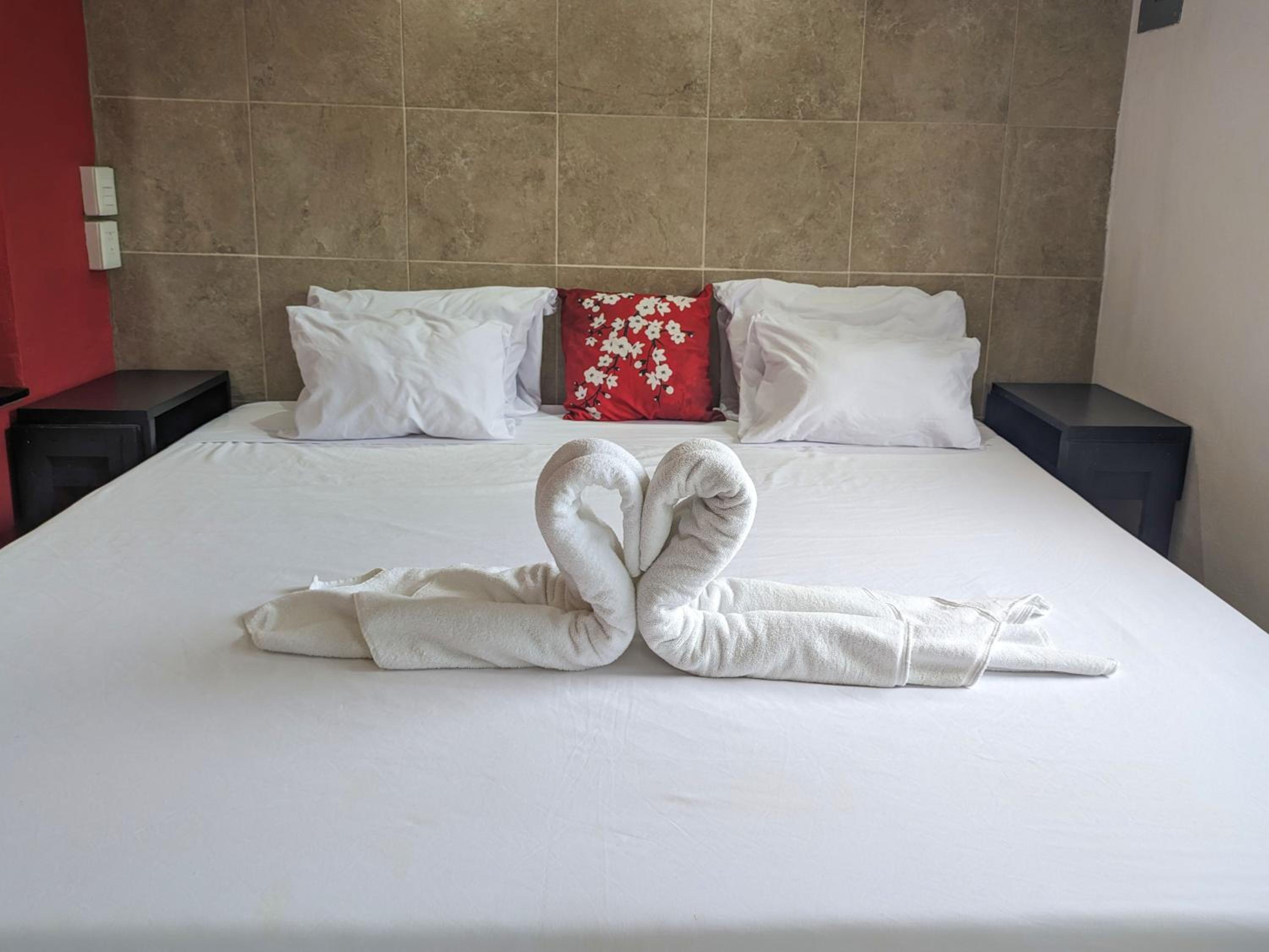 Family Escape 2 Private Apartments Sleeps 8 500m Beach Kitchen AC Value Stay 7B8B