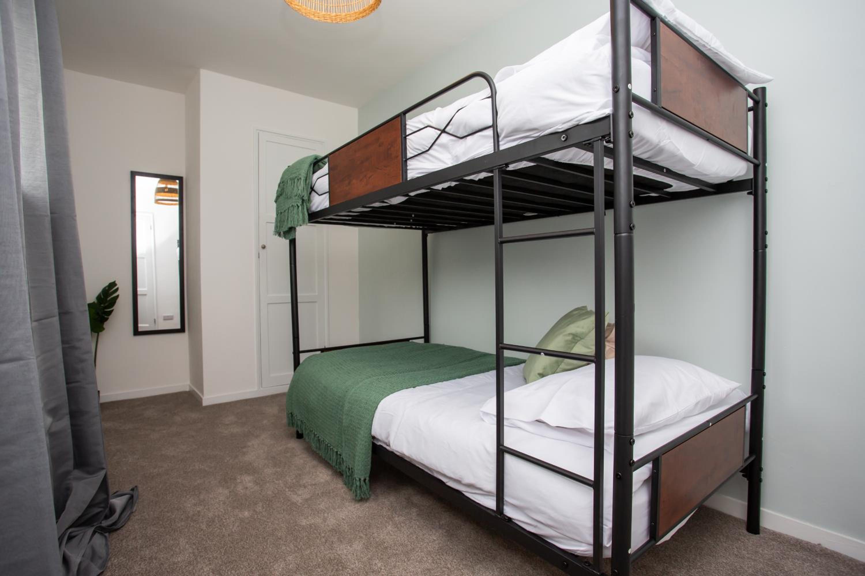 Vacant Nest The South End Spacious Smart TV