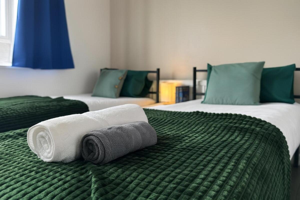 Iron House - Sleeps 11 - For Contractors & Families - Free Parking - Near Excel , Canary Wharf, O2, City AirPort & GreenWich