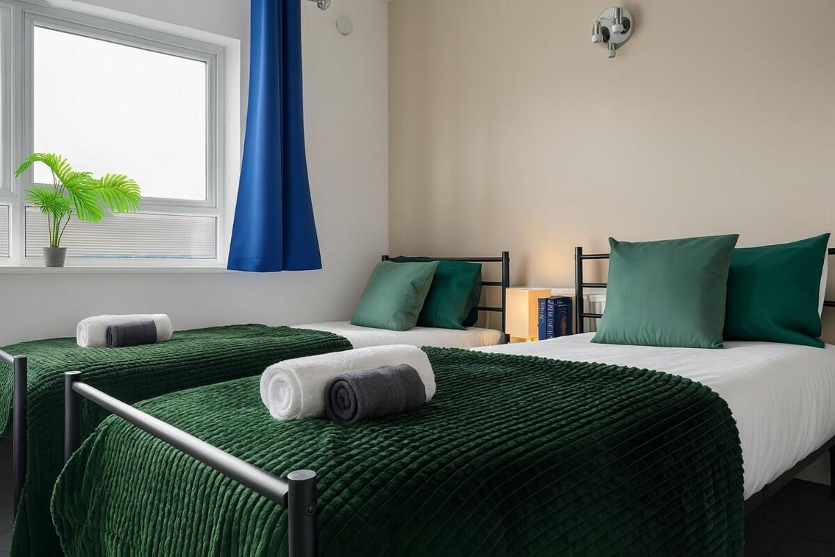 Iron House - Sleeps 11 - For Contractors & Families - Free Parking - Near Excel , Canary Wharf, O2, City AirPort & GreenWich