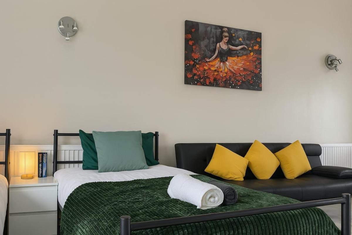 Iron House - Sleeps 11 - For Contractors & Families - Free Parking - Near Excel , Canary Wharf, O2, City AirPort & GreenWich