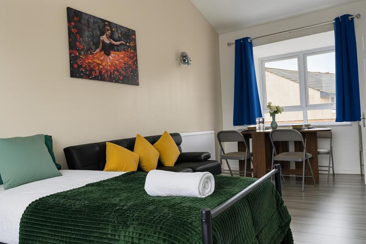 Iron House - Sleeps 11 - For Contractors & Families - Free Parking - Near Excel , Canary Wharf, O2, City AirPort & GreenWich