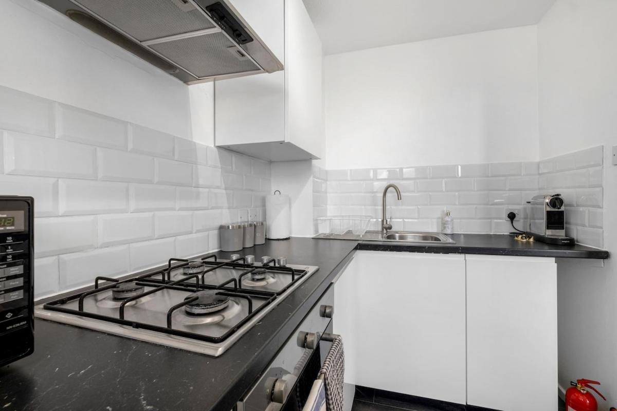 Iron House - Sleeps 11 - For Contractors & Families - Free Parking - Near Excel , Canary Wharf, O2, City AirPort & GreenWich