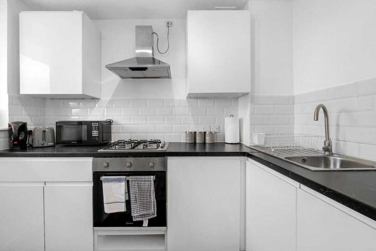 Iron House - Sleeps 11 - For Contractors & Families - Free Parking - Near Excel , Canary Wharf, O2, City AirPort & GreenWich