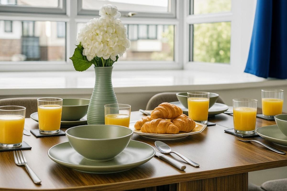 Iron House - Sleeps 11 - For Contractors & Families - Free Parking - Near Excel , Canary Wharf, O2, City AirPort & GreenWich