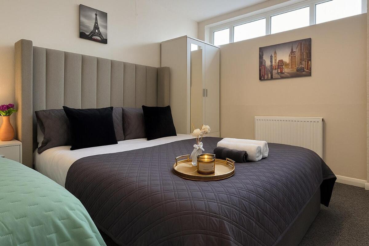 Iron House - Sleeps 11 - For Contractors & Families - Free Parking - Near Excel , Canary Wharf, O2, City AirPort & GreenWich