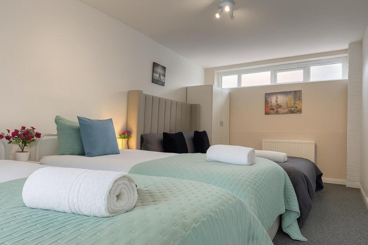 Iron House - Sleeps 11 - For Contractors & Families - Free Parking - Near Excel , Canary Wharf, O2, City AirPort & GreenWich