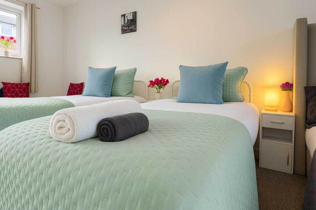 Iron House - Sleeps 11 - For Contractors & Families - Free Parking - Near Excel , Canary Wharf, O2, City AirPort & GreenWich