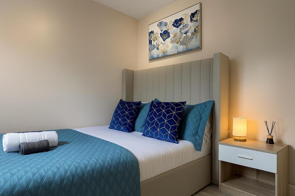 Iron House - Sleeps 11 - For Contractors & Families - Free Parking - Near Excel , Canary Wharf, O2, City AirPort & GreenWich