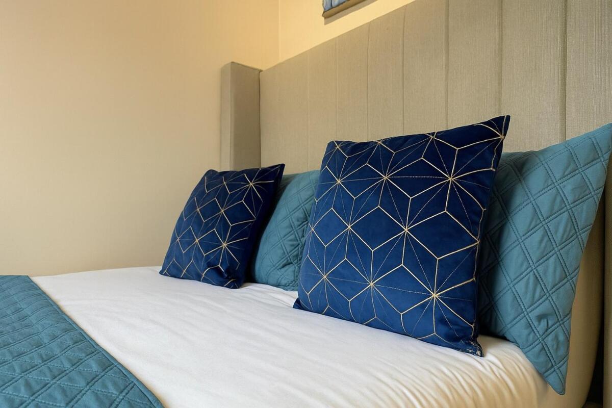 Iron House - Sleeps 11 - For Contractors & Families - Free Parking - Near Excel , Canary Wharf, O2, City AirPort & GreenWich