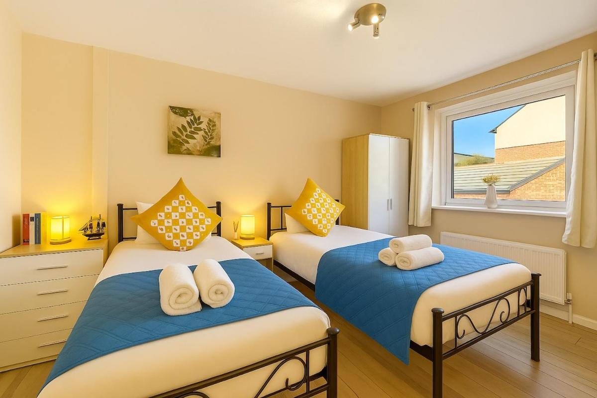 Iron House - Sleeps 11 - For Contractors & Families - Free Parking - Near Excel , Canary Wharf, O2, City AirPort & GreenWich