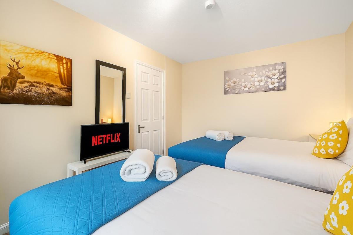 Iron House - Sleeps 11 - For Contractors & Families - Free Parking - Near Excel , Canary Wharf, O2, City AirPort & GreenWich