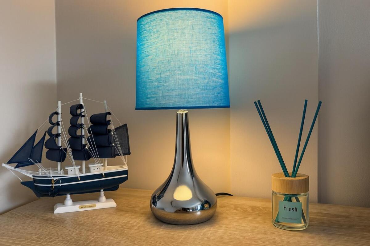 Iron House - Sleeps 11 - For Contractors & Families - Free Parking - Near Excel , Canary Wharf, O2, City AirPort & GreenWich