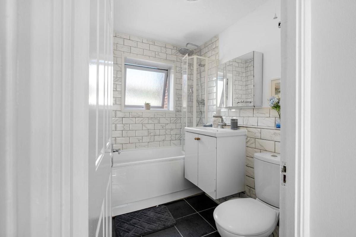 Iron House - Sleeps 11 - For Contractors & Families - Free Parking - Near Excel , Canary Wharf, O2, City AirPort & GreenWich