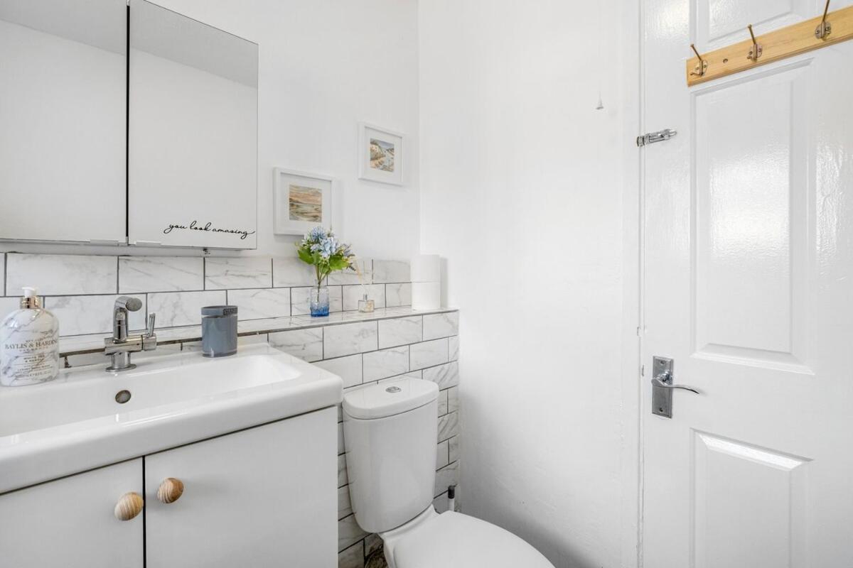 Iron House - Sleeps 11 - For Contractors & Families - Free Parking - Near Excel , Canary Wharf, O2, City AirPort & GreenWich