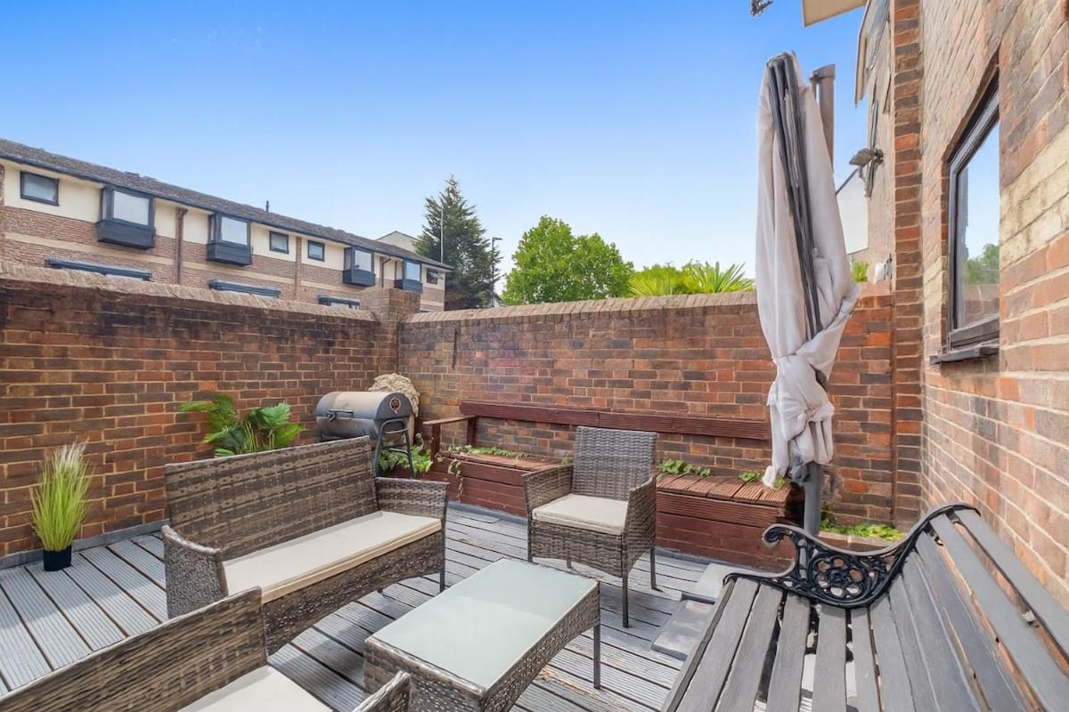 Iron House - Sleeps 11 - For Contractors & Families - Free Parking - Near Excel , Canary Wharf, O2, City AirPort & GreenWich