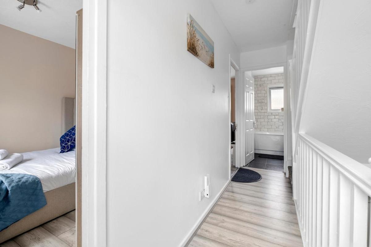 Iron House - Sleeps 11 - For Contractors & Families - Free Parking - Near Excel , Canary Wharf, O2, City AirPort & GreenWich