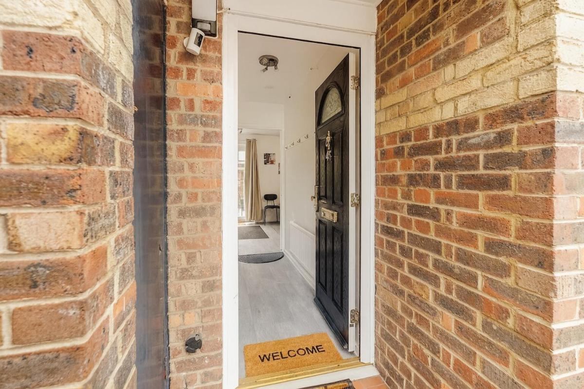 Iron House - Sleeps 11 - For Contractors & Families - Free Parking - Near Excel , Canary Wharf, O2, City AirPort & GreenWich