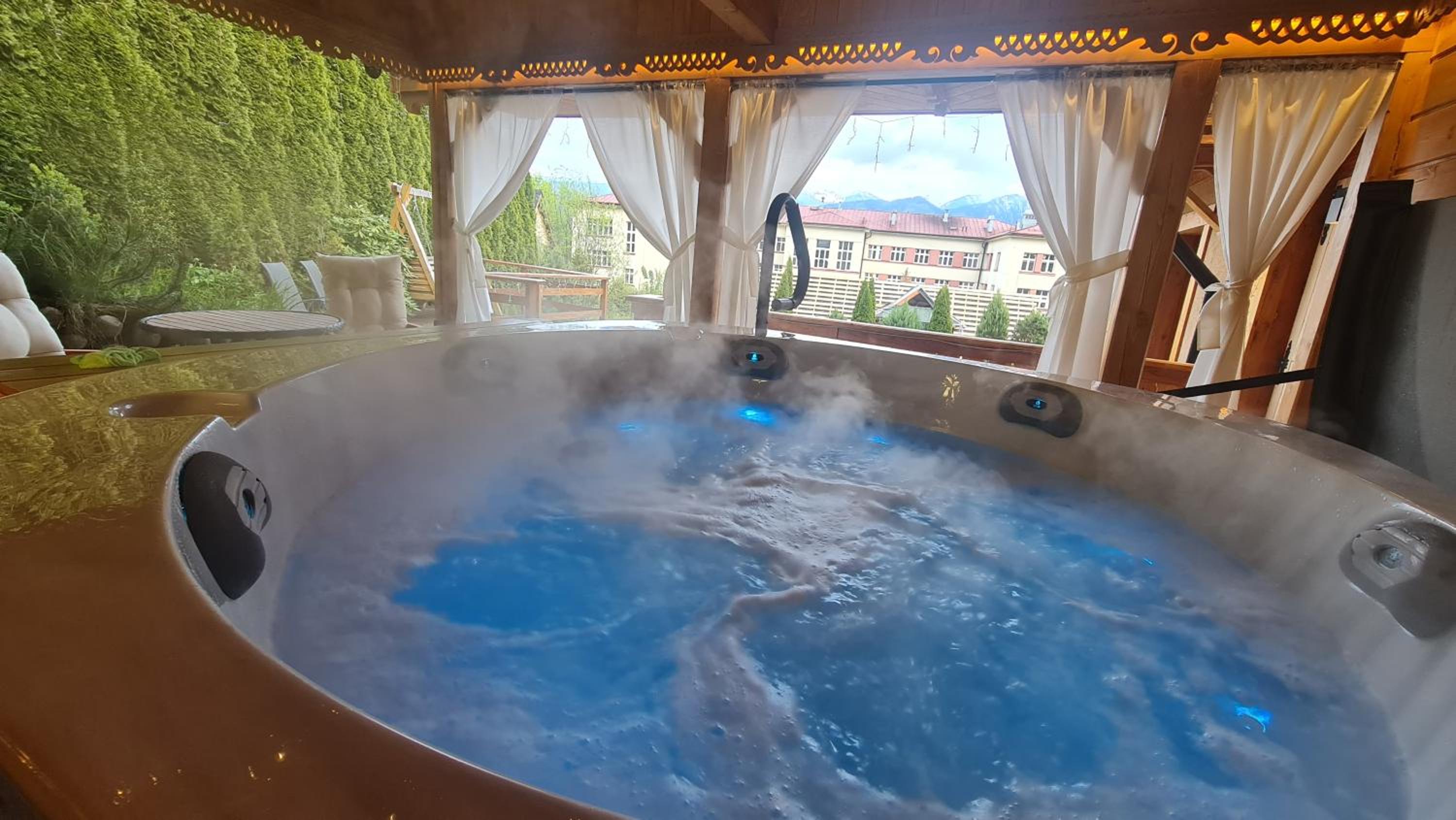 Villa Fortuna - Regionalne apartamenty & SPA - Sauna, Grill, Jacuzzi z widokiem na Tatry
