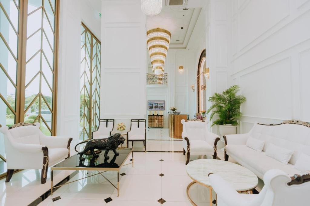 Empire Tower Suite - Luxe 1BR near the Beach