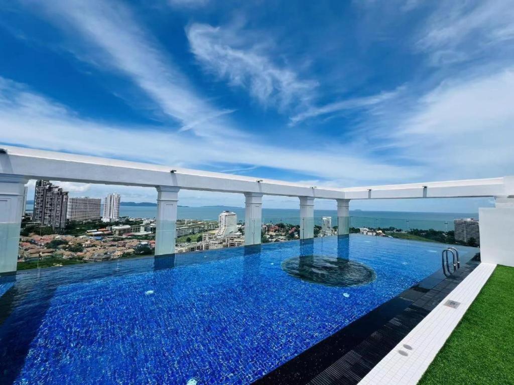 Empire Tower Suite - Luxe 1BR near the Beach