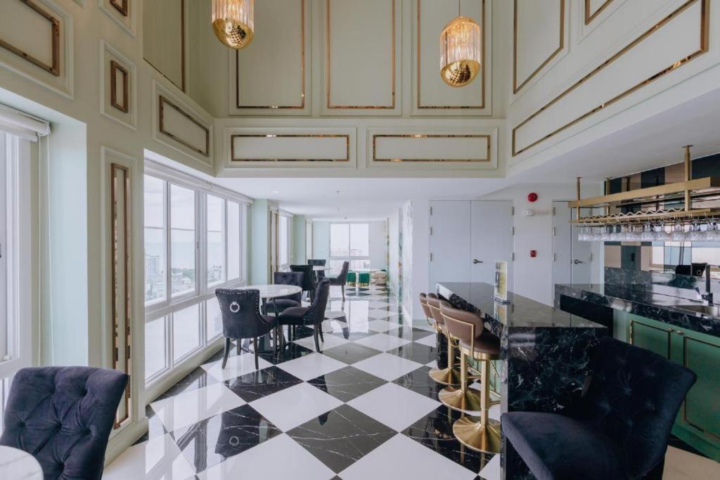 Empire Tower Suite - Luxe 1BR near the Beach
