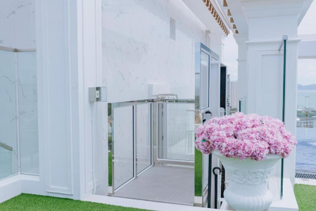 Empire Tower Suite - Luxe 1BR near the Beach