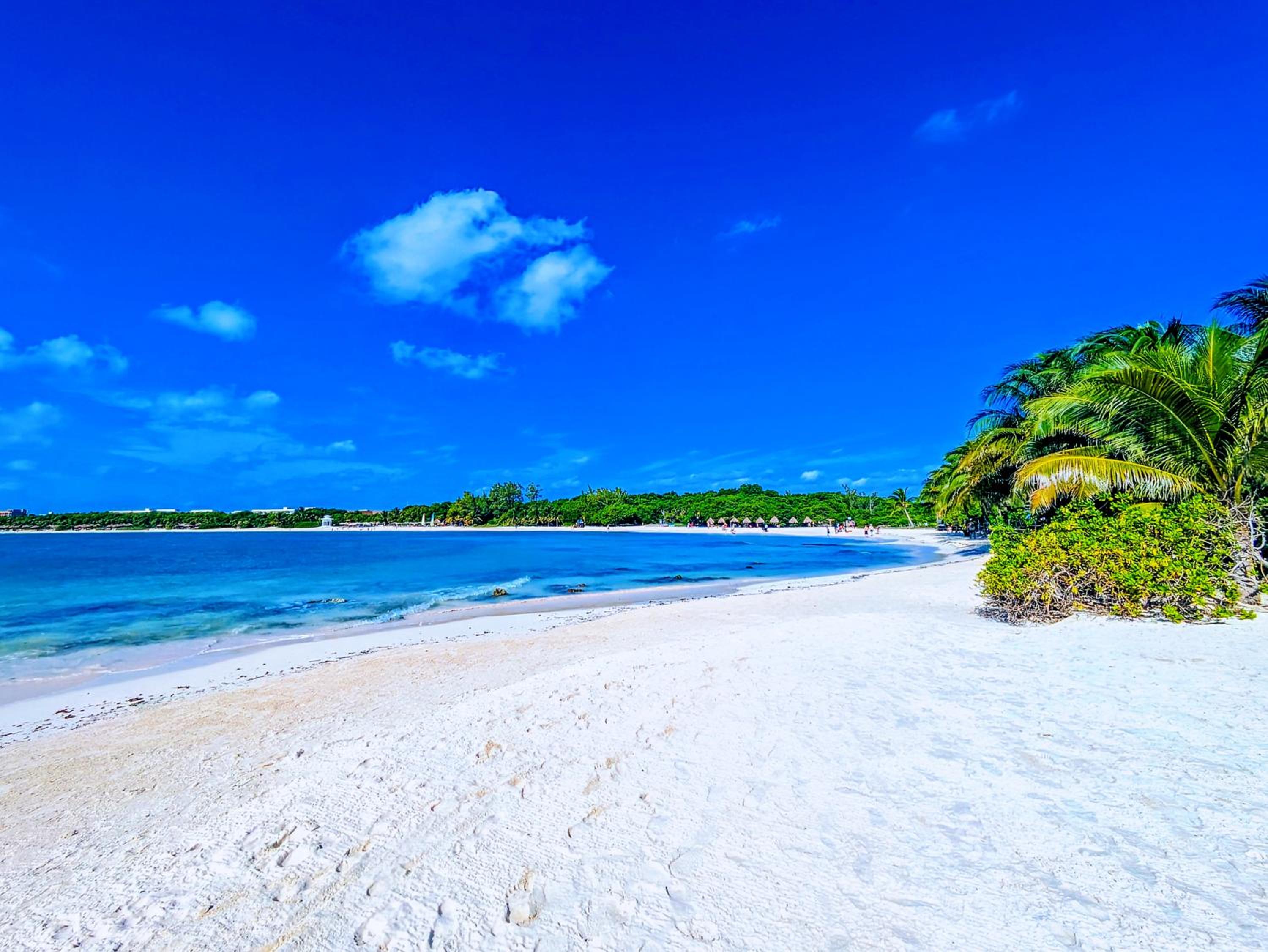 2 Spacious Great Value Units Sleep 8 500m to Beach King Beds Kitchen AC Fast WiFi 1A2A