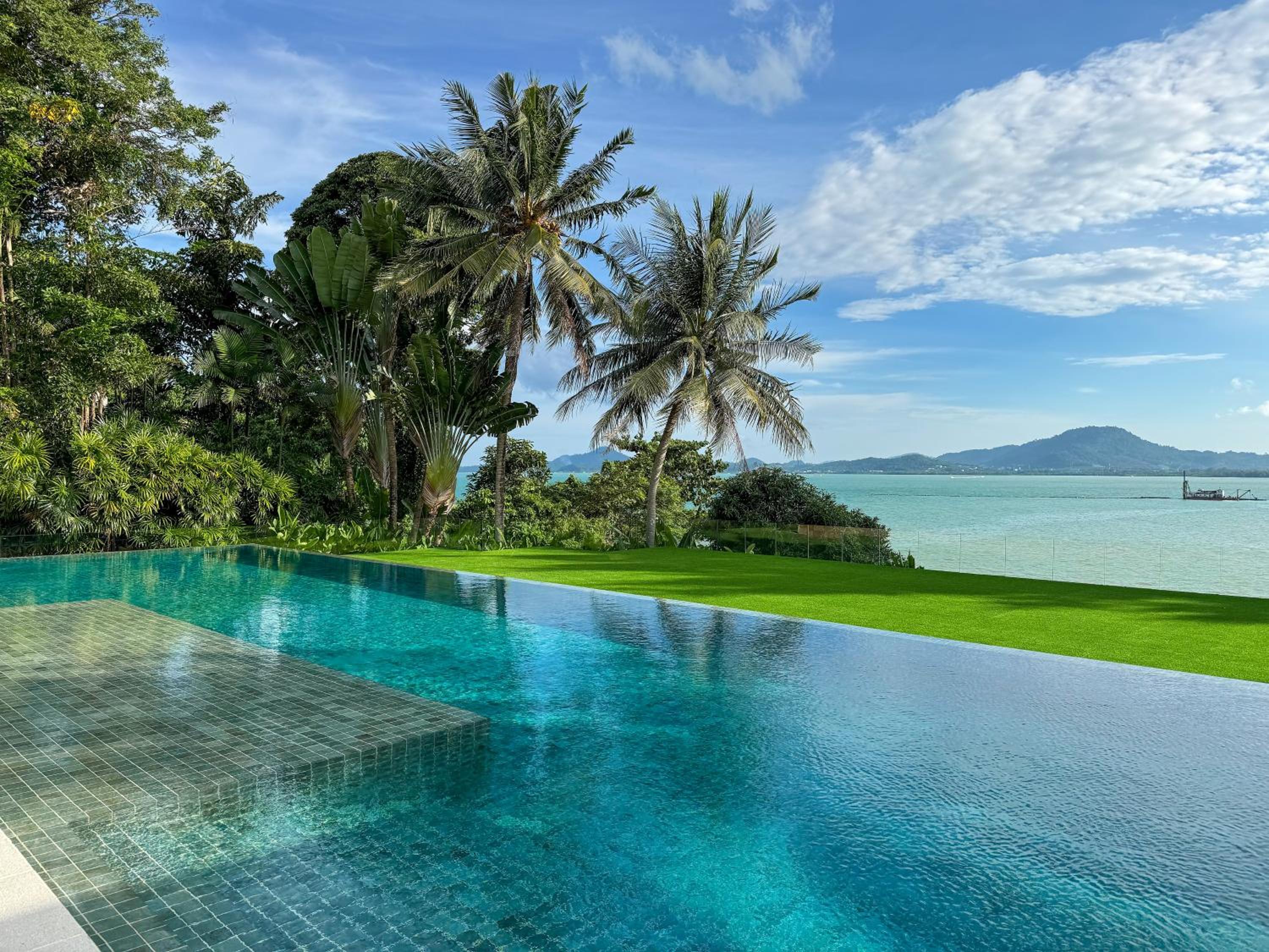 Villa Serenity -30 meter Pool & 6 Bedroom with Cinema Room and Gym