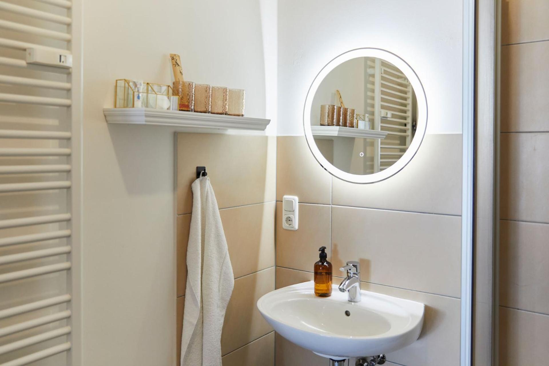 R B Apartment Hamburg Comfort am Flughafen für 1-5 Personen - ideal für Geschäftsreisende und Familien - Küche - Smart TV - Waschtrockner - kostenloser Par