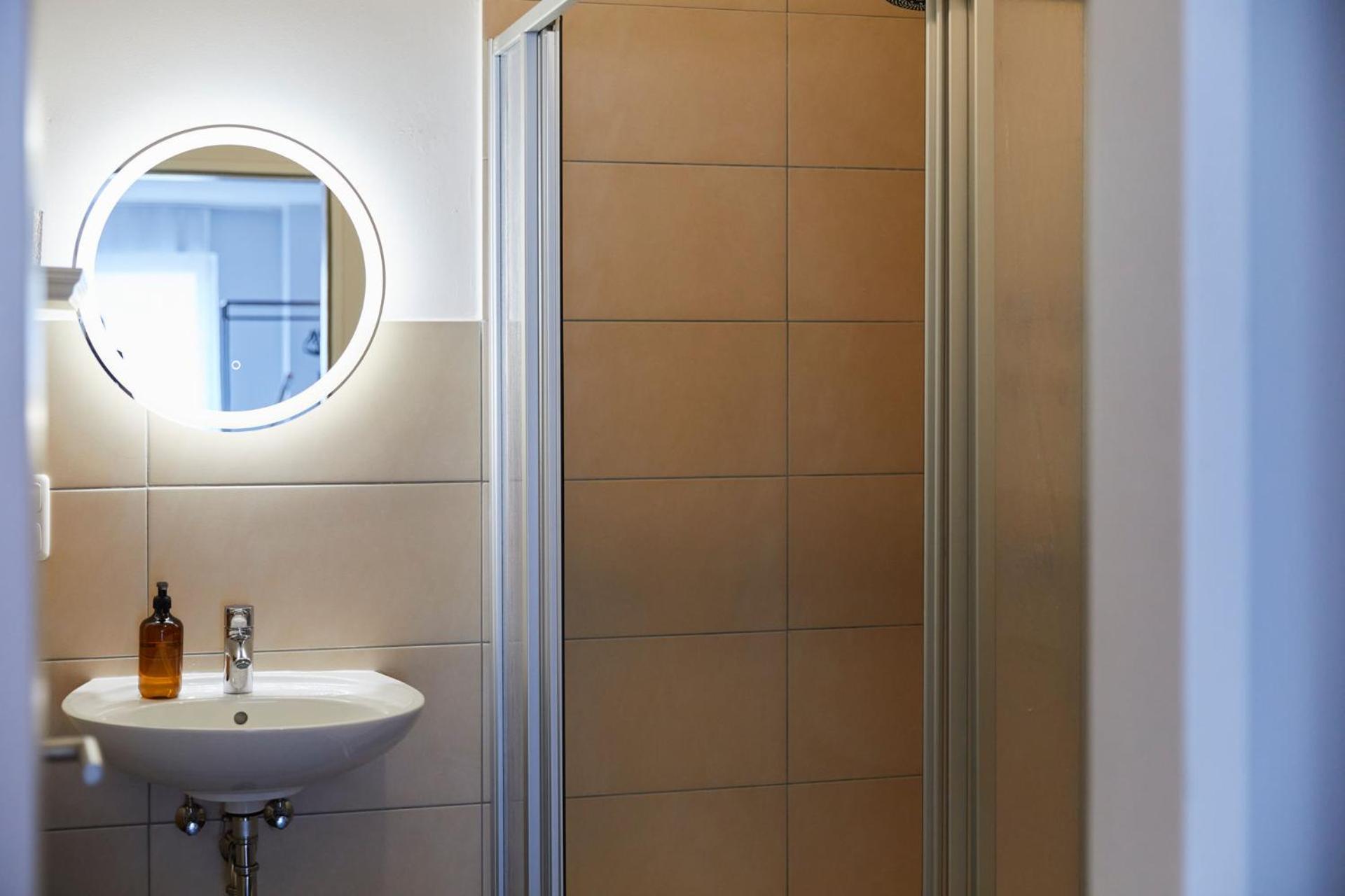 R B Apartment Hamburg Comfort am Flughafen für 1-5 Personen - ideal für Geschäftsreisende und Familien - Küche - Smart TV - Waschtrockner - kostenloser Par