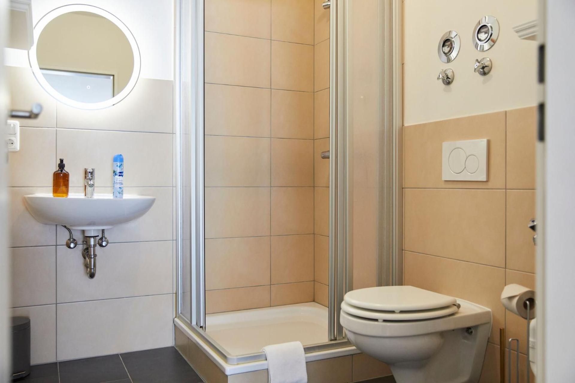 R B Apartment Hamburg Comfort am Flughafen für 1-5 Personen - ideal für Geschäftsreisende und Familien - Küche - Smart TV - Waschtrockner - kostenloser Par