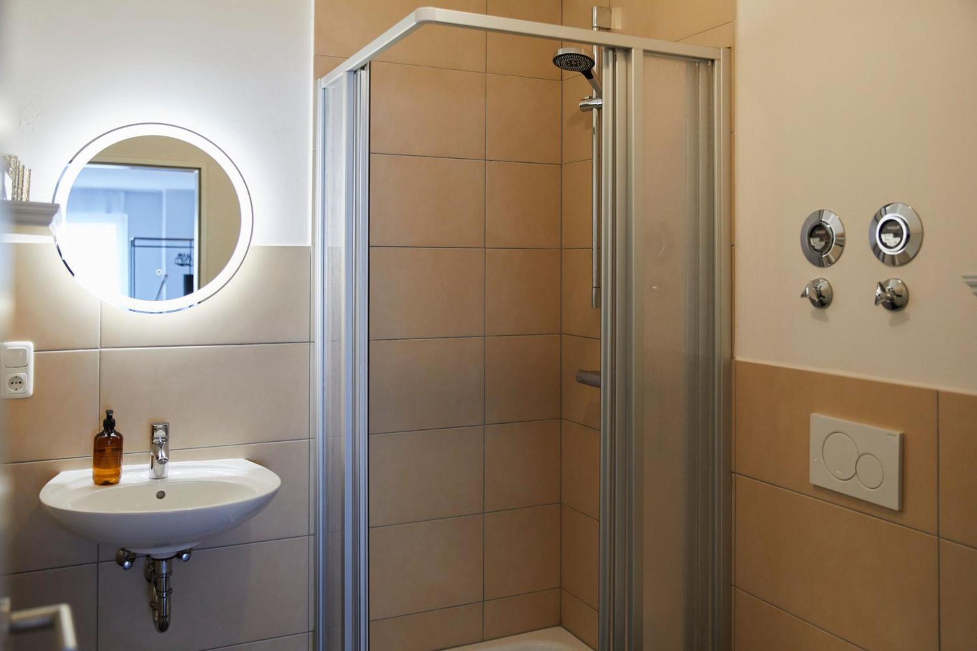 R B Apartment Hamburg Comfort am Flughafen für 1-5 Personen - ideal für Geschäftsreisende und Familien - Küche - Smart TV - Waschtrockner - kostenloser Par