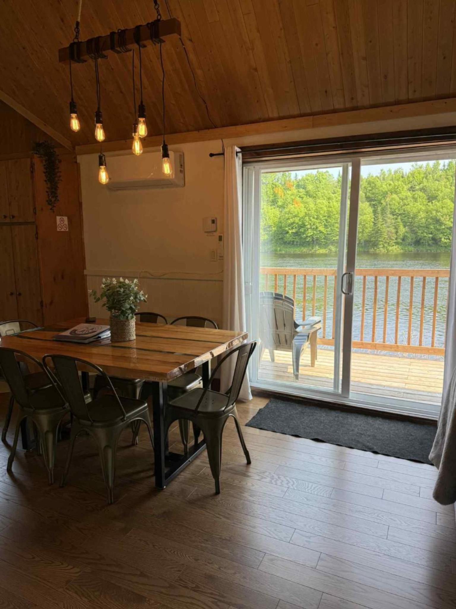Chalet au bord de l'eau avec spa privé - Mauricie - Portneuf - Québec