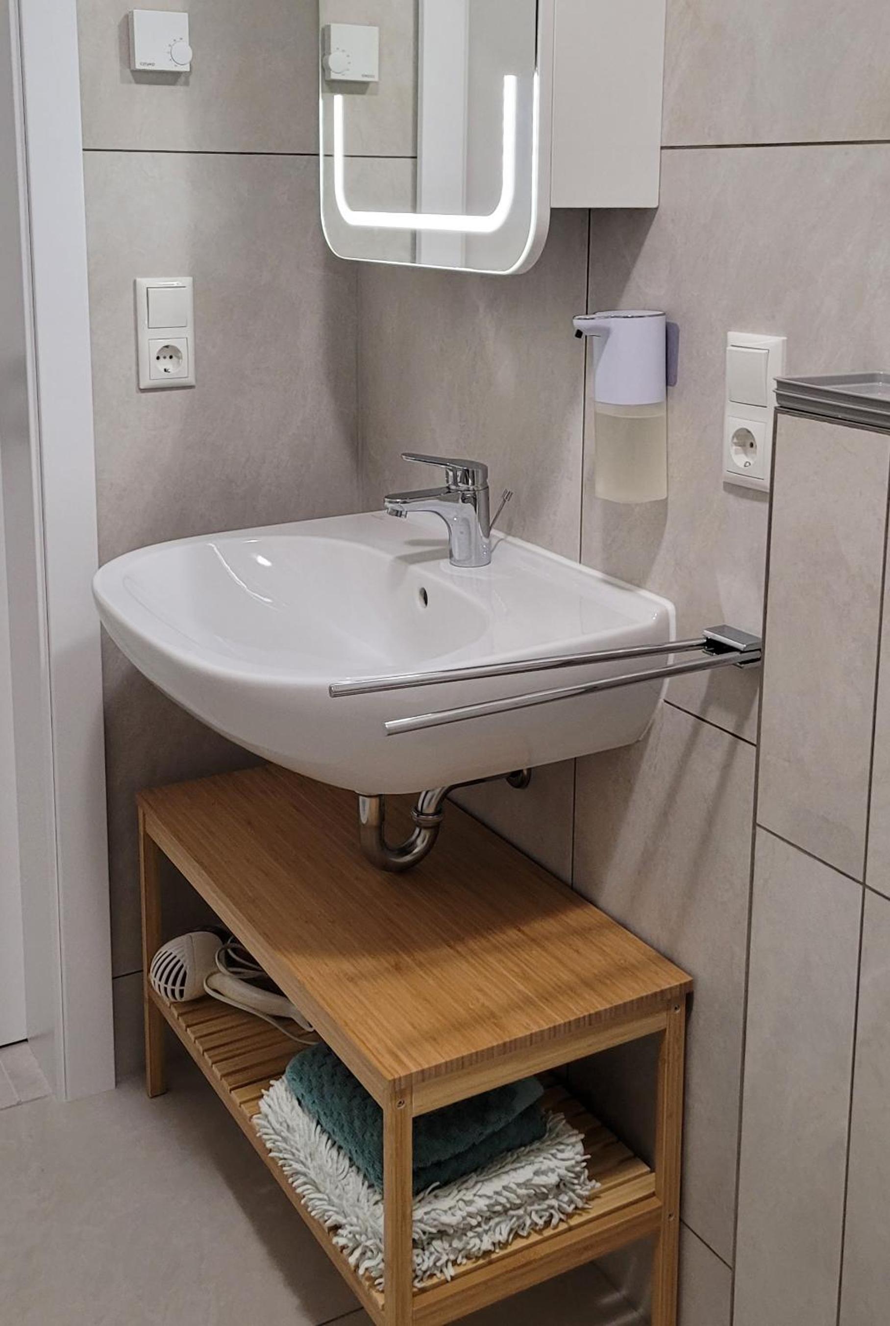 KomfortPlus - modernes Wohlfühl-Apartment mit Balkon & Parkplatz