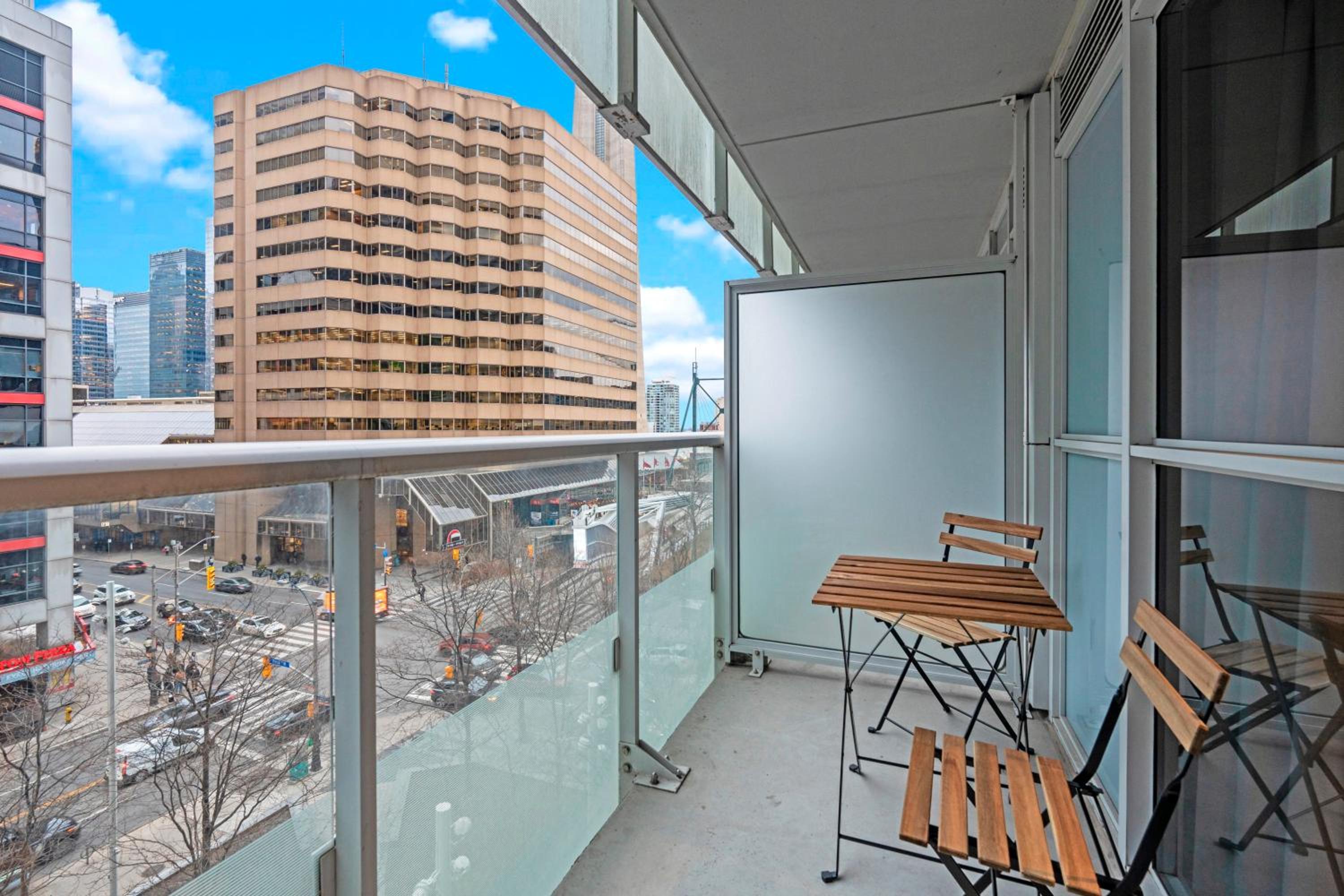 Classy 1-Bedroom & Den Condo in Heart of Downtown