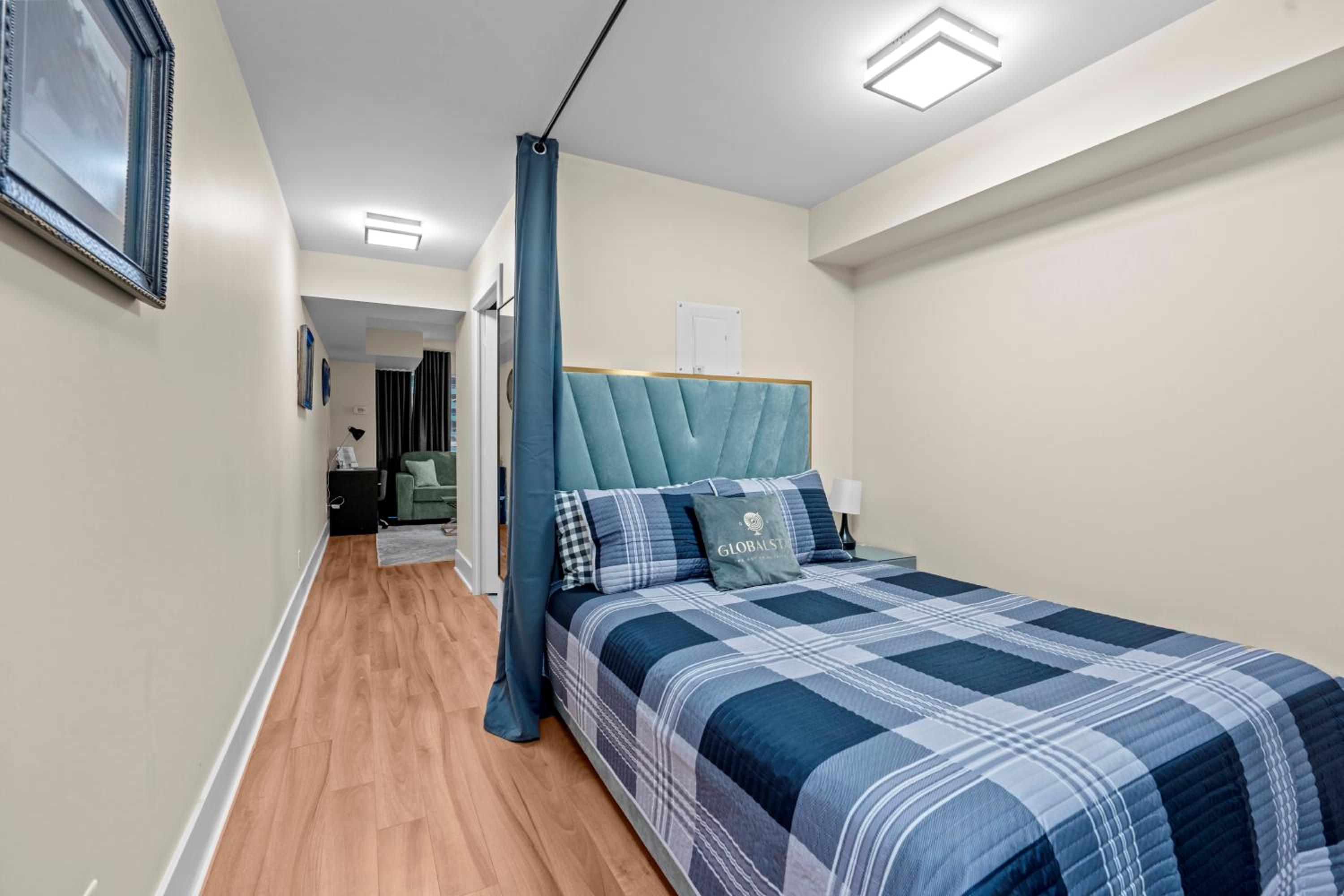 Classy 1-Bedroom & Den Condo in Heart of Downtown