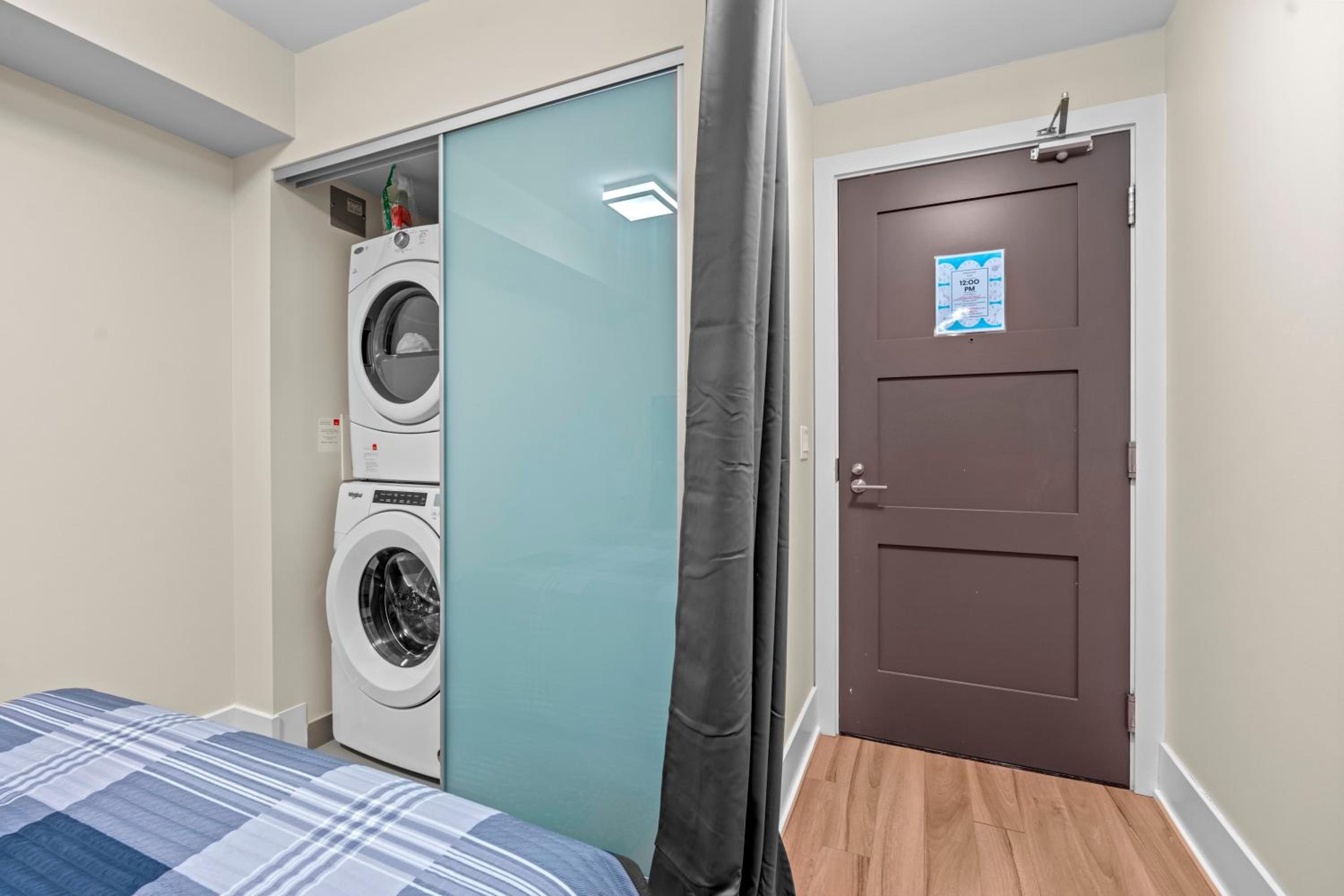 Classy 1-Bedroom & Den Condo in Heart of Downtown