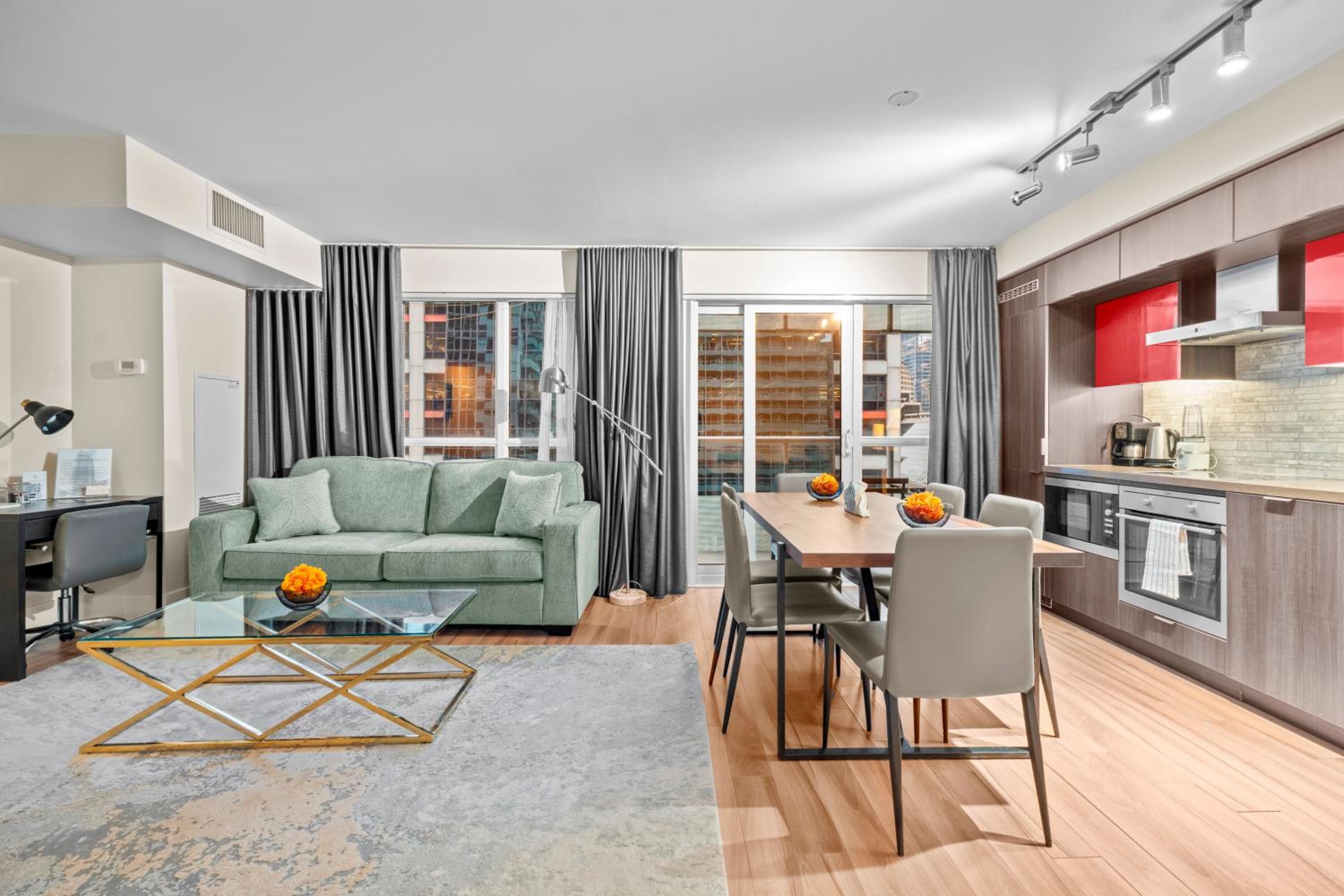 Classy 1-Bedroom & Den Condo in Heart of Downtown