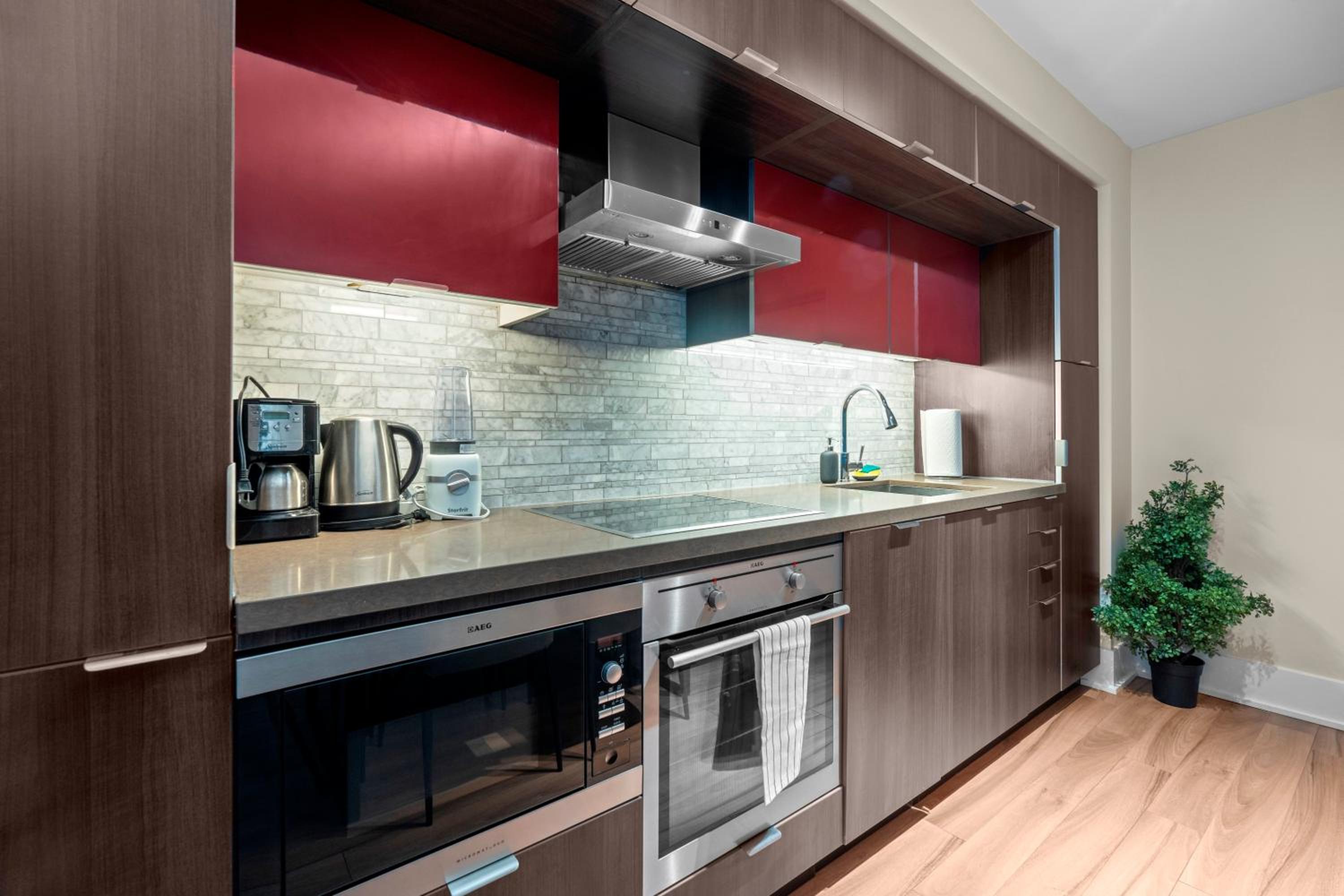 Classy 1-Bedroom & Den Condo in Heart of Downtown